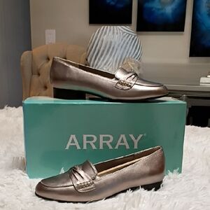 New Array Layala Women's Metallic Pewter Leather Slip On Loafers SZ 6 Wide Width